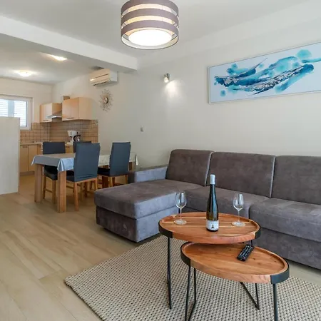 Stunning In With 4 Bedrooms, Wifi&outdoor Swimming Pool Appartement Jadranovo