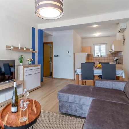 Appartement Stunning In With 4 Bedrooms, Wifi&outdoor Swimming Pool Jadranovo