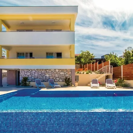 Stunning In With 4 Bedrooms, Wifi&outdoor Swimming Pool
