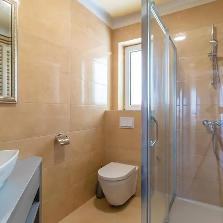 Stunning In With 4 Bedrooms, Wifi&outdoor Swimming Pool Appartement Jadranovo
